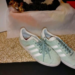 EUC Adidas Gazelle sneakers 8.5